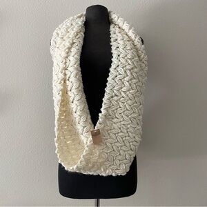⭐️NWT⭐️ American Eagle Infinity Scarf, Cream